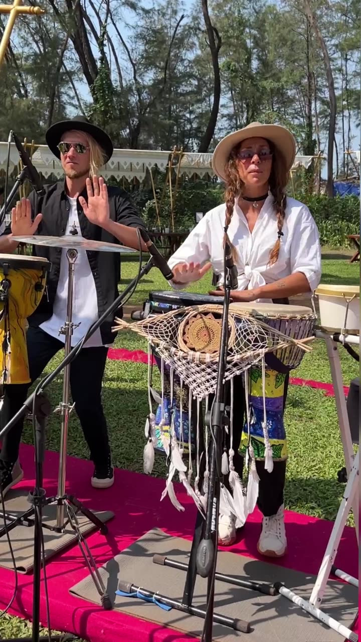 Outdoor daytime set, earlier show